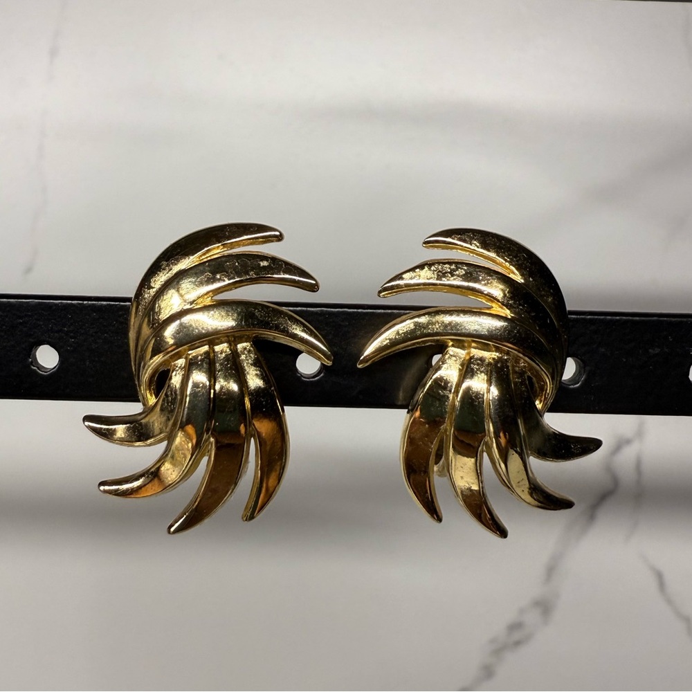 1960s–1970s Vintage Trifari Gold Tone Sculptural Clip-On Earrings